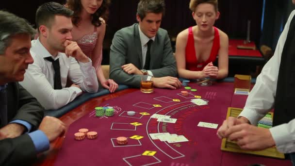Jugar al blackjack — Vídeo de stock