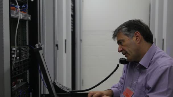 Человек делает техническое обслуживание во время звонка — стоковое видео