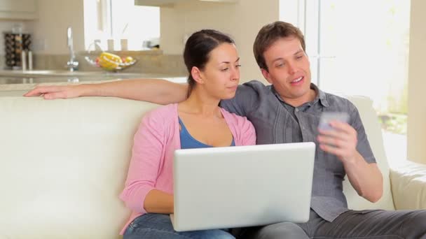 Man en vrouw online winkelen — Stockvideo