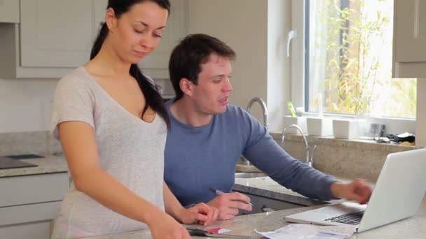 Couple vérifier les factures avec l'ordinateur portable — Video