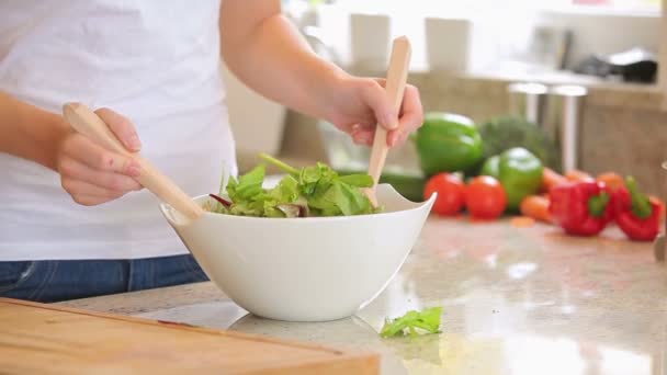 Mujer está mezclando ensalada — Vídeo de stock