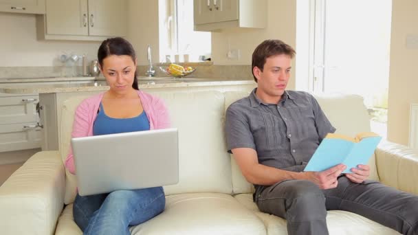 Femme faisant du shopping en ligne demandant à son mari une carte de crédit — Video