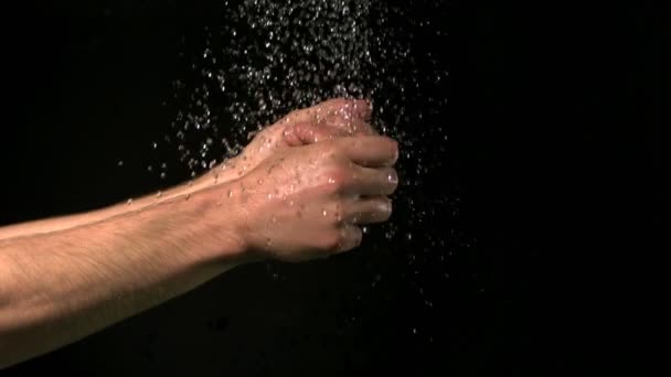 De man wast de handen. — Stockvideo