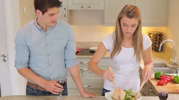 Donna che getta insalata e uomo che beve vino — Video Stock