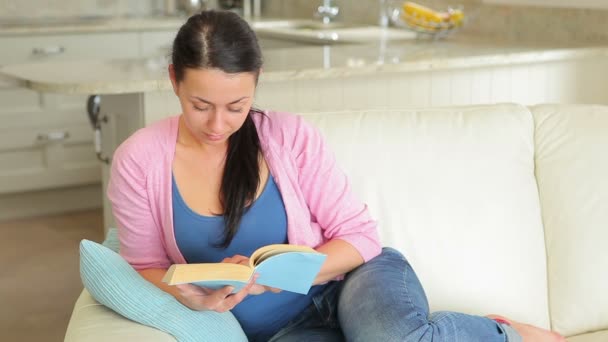 Een vrouw die een boek leest — Stockvideo