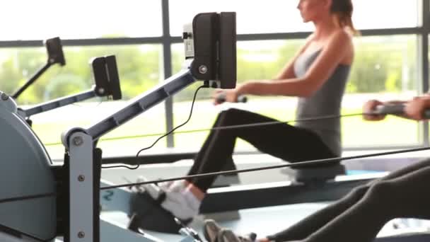 Mujeres haciendo ejercicio en el remo — Vídeo de stock