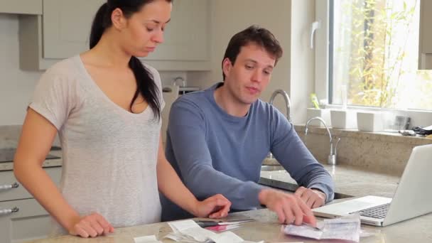 Par betonar över finanser med kvinnan skära kreditkort — Stockvideo