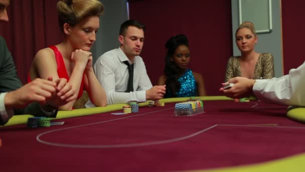 Dealer verteilt Karten beim Pokerspiel — Stockvideo