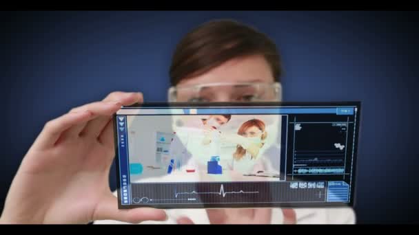 Wissenschaftler blättern durch medizinische Forschungsvideos und wählen eines aus — Stockvideo