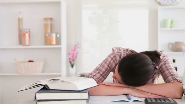 Mujer tomando un descanso de los estudios — Vídeos de Stock