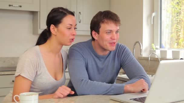 Casal acenando e conversando com vídeo chat — Vídeo de Stock