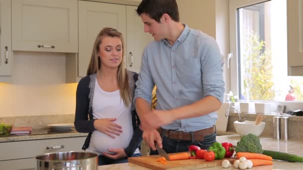 Hombre preparando verduras para la esposa embarazada — Vídeos de Stock