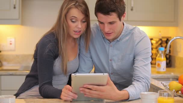 Paar kijken naar een tablet pc — Stockvideo
