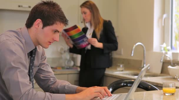 Uomo mostrando donna qualcosa sul computer portatile — Video Stock