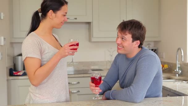 Pareja bebiendo vino tinto con marido presentando regalo — Vídeos de Stock