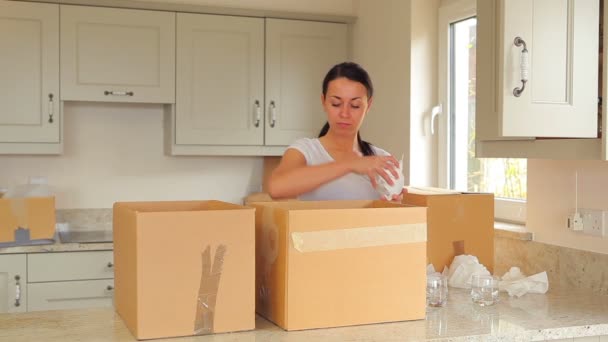 Kvinna packning upp lådor och man flyttar dem. — Stockvideo