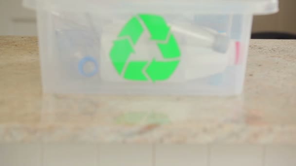 Žena recyklace lahví — Stock video