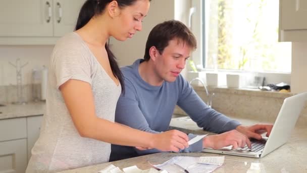Ζευγάρι που εργάζονται έξω τους λογαριασμούς σε φορητό υπολογιστή — Αρχείο Βίντεο