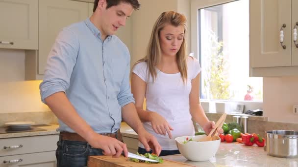 Paar bereitet Salat zu — Stockvideo