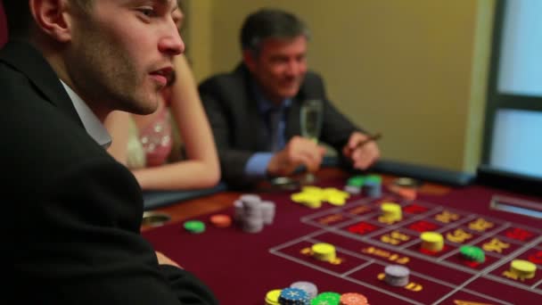 Aufgeregter Mann gewinnt beim Roulette — Stockvideo