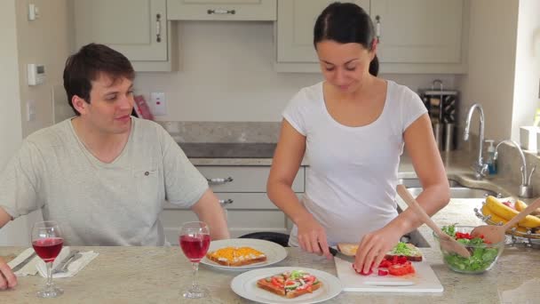 Femme préparant salade et sandwichs — Video