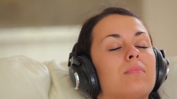 Женщина слушает музыку с нерожденным ребенком — стоковое видео