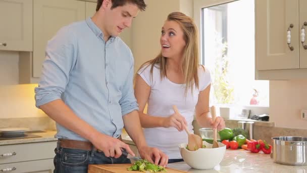 Paar bereidt salade samen — Stockvideo