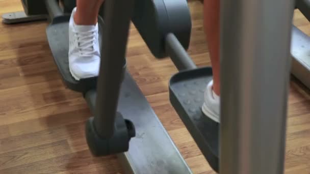 Frau mit Crosstrainer — Stockvideo