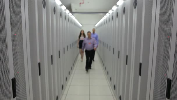 Tre tekniker gå ner i korridoren — Stockvideo