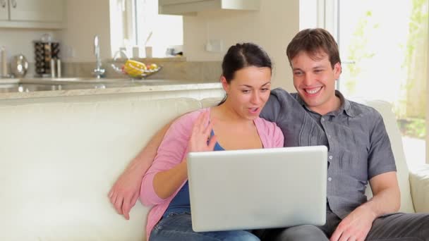 Casal no chat de vídeo no laptop — Vídeo de Stock