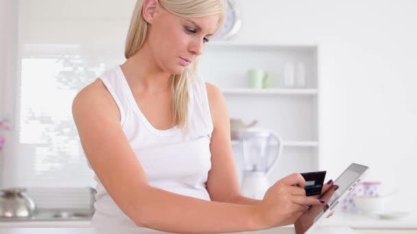 Femme faisant du shopping en ligne avec tablette — Video