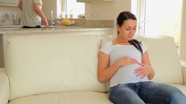 Femme et mari se sentent bébé coups de pied dans le ventre — Video