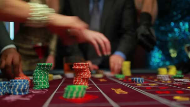 Placer leurs paris sur la table de roulette — Video