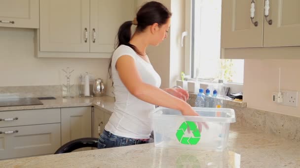 Kobieta recyklingu plastikowych butelek — Wideo stockowe