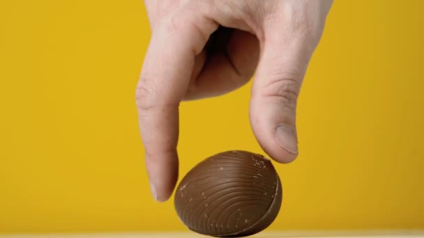 Uovo di Pasqua girando su sfondo giallo — Video Stock