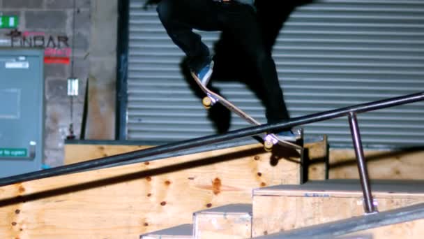 Skater doen crook dia onderaan spoor — Stockvideo