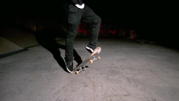 Skater doing 360 flip trick — Stock Video