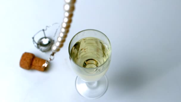 Collier perle tombant en verre de champagne — Video