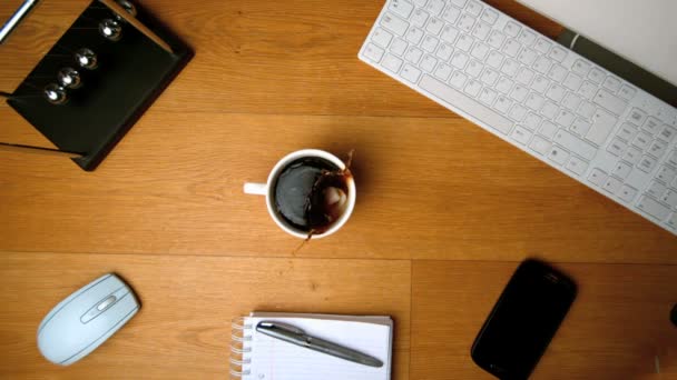 Bir fincan kahve bir masa üzerine düşen kesme şeker — Stok video