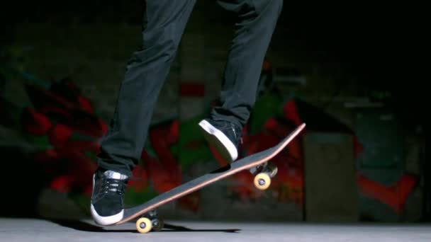 Skater performing impossible 360 trick — Stock Video