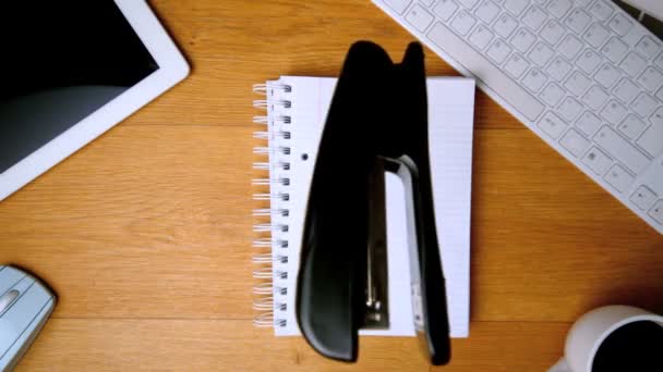 Stapler atterraggio su blocco note sulla scrivania dell'ufficio — Video Stock