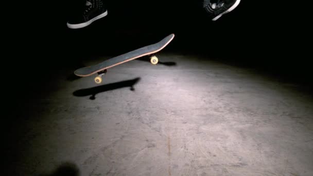 Skater mit doppeltem Kickflip-Trick — Stockvideo