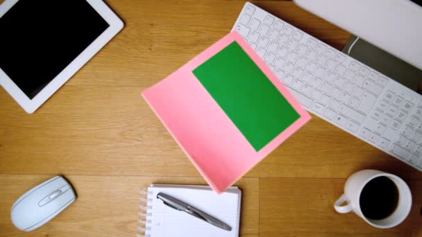 Pink sticky notes with chroma key falling on office desk — Stock Video