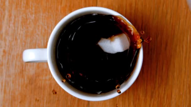 Кубики сахара врезаются в чашку кофе — стоковое видео