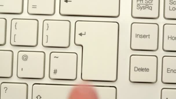Ręcznie naciskając klawisz enter — Wideo stockowe