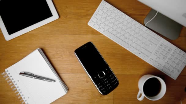 Telefone celular caindo na mesa de escritório — Vídeo de Stock