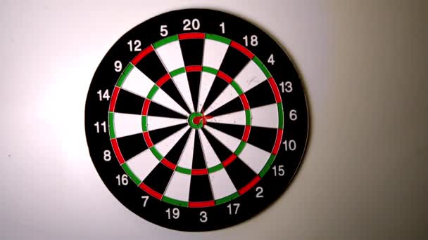 DART raken een stieren oog op dartboard — Stockvideo