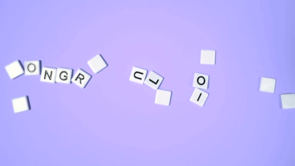 Kunststof brieven stuiteren en spelling uit Gefeliciteerd — Stockvideo