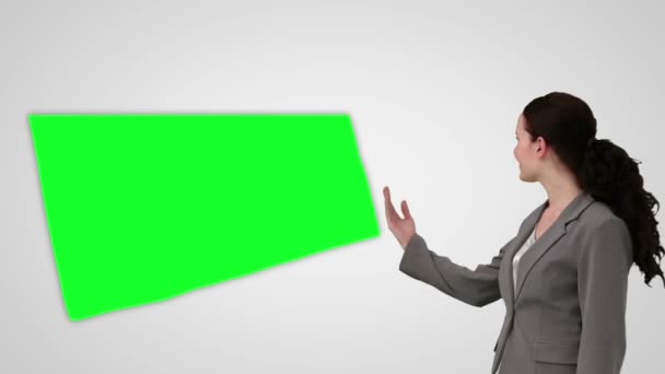 Animación de una mujer de negocios sonriente que presenta una pantalla verde — Vídeo de stock