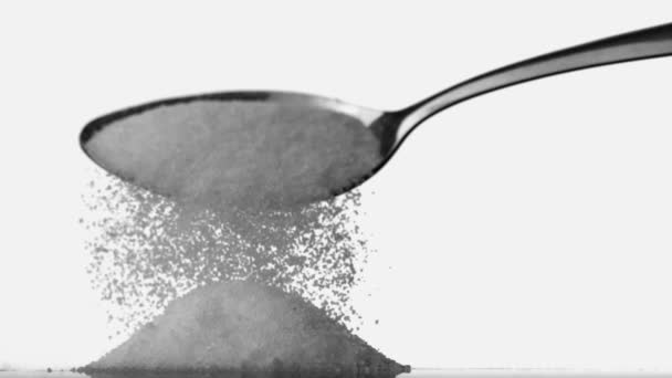 Łyżka wlewając cukru proszek na kupie cukier — Wideo stockowe